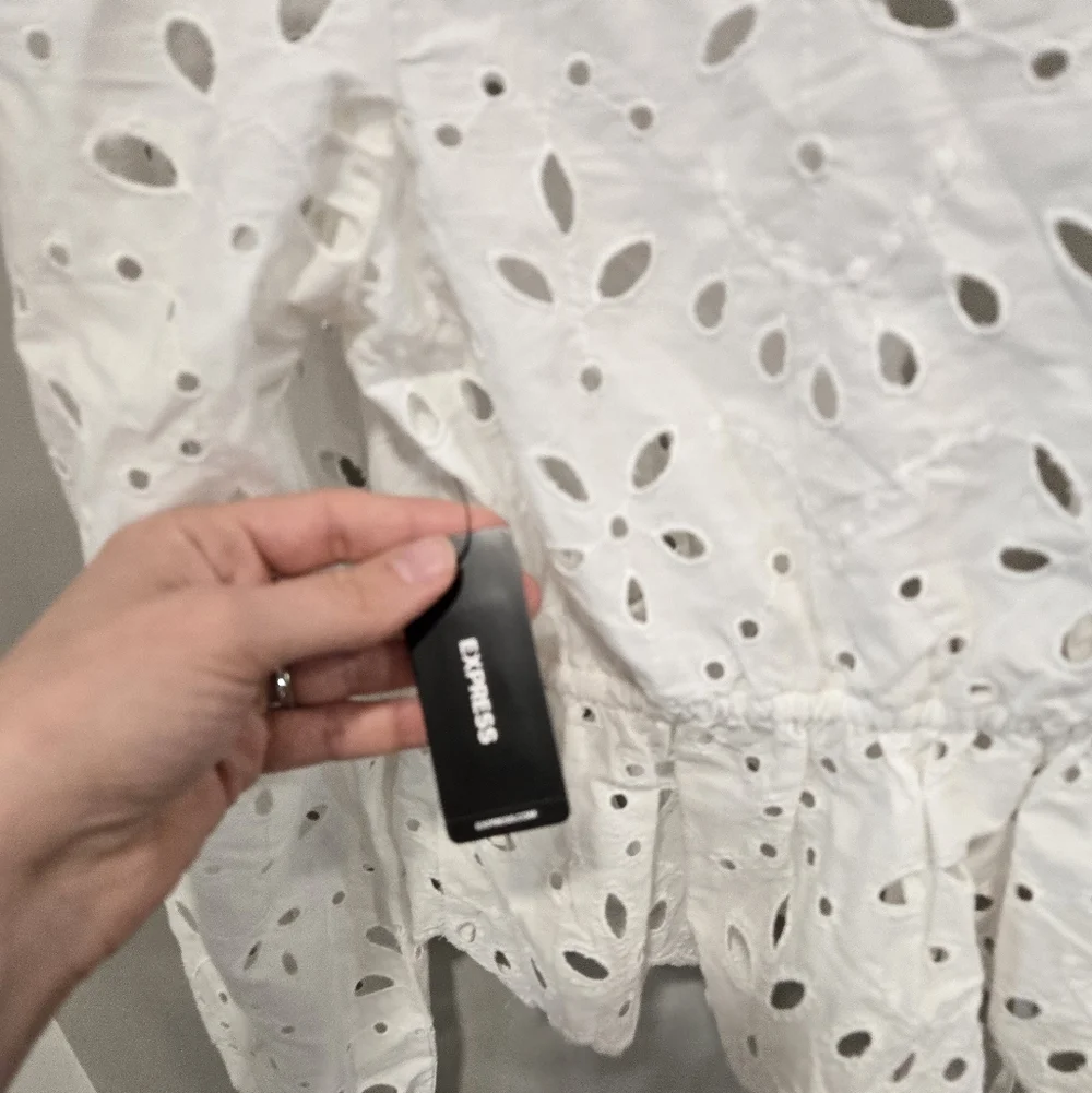 Express• NWT White Eyelet Tie-Front Blouse. Sz XS - Picture 8 of 9